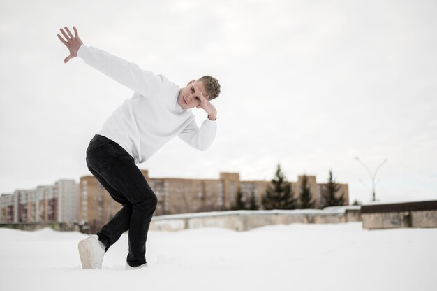 Ballerino hip-hop all'esterno con lo spazio della copia