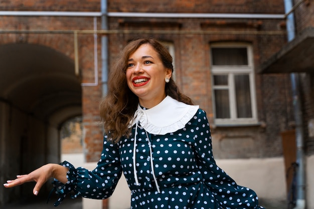 Ballo dell'oscillazione della donna di smiley di vista frontale