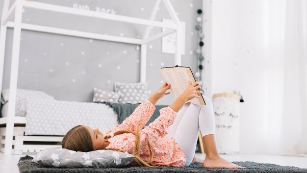 Bambina adorabile che legge un libro