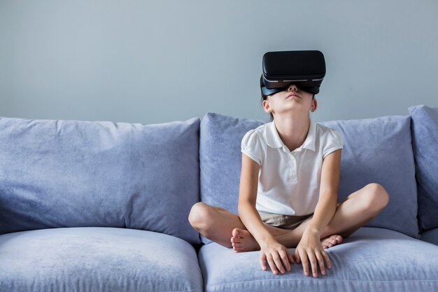 Bambina adorabile che si diverte con i vetri di realtà virtuale