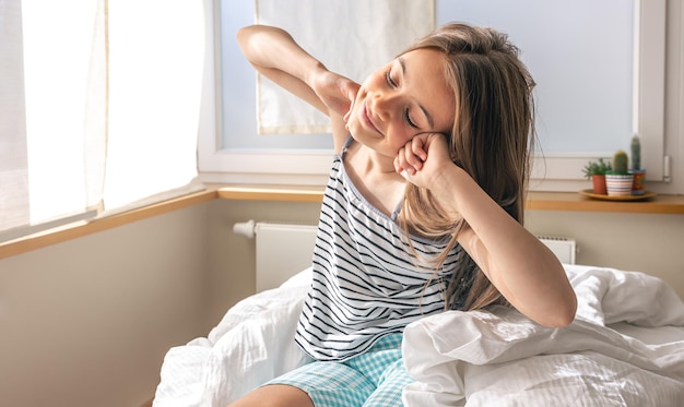 Bambina adorabile nel suo letto la mattina presto