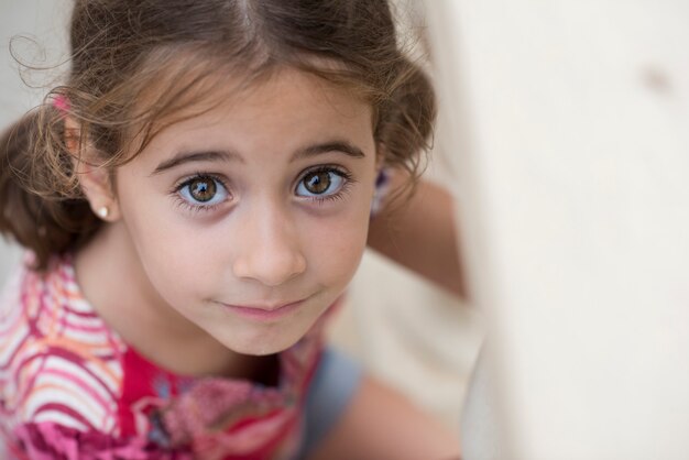 Bambina adorabile pettinata con trecce all&#39;aperto.