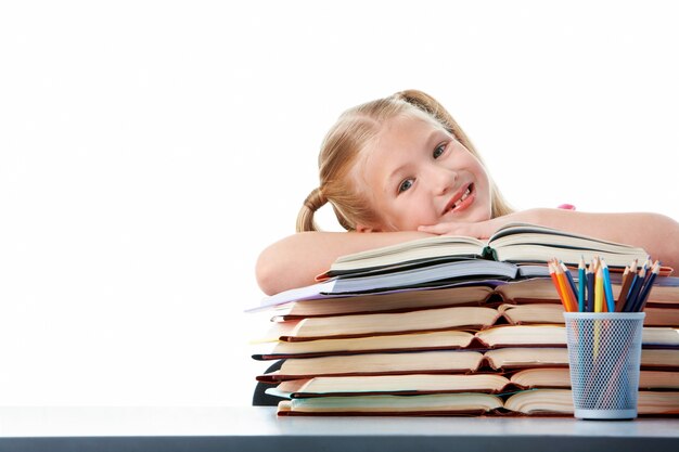 Bambina allegra con un sacco di libri