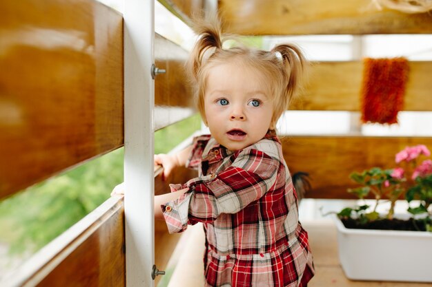 Bambina appoggiato su un tavolo di legno