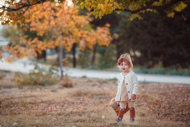 bambina carina all'aperto