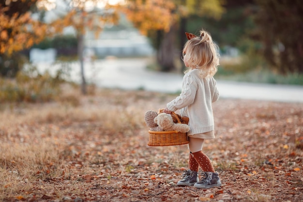 bambina carina all'aperto