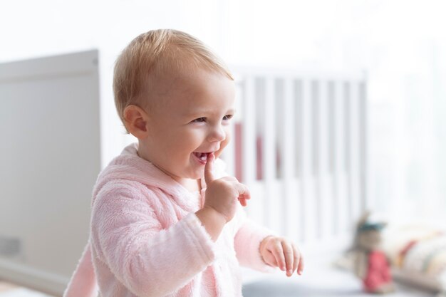 Bambina carina che sorride nel suo vivaio