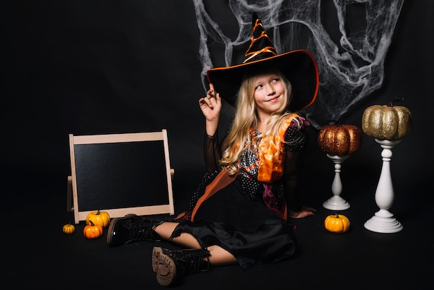 Bambina carina con roba di Halloween