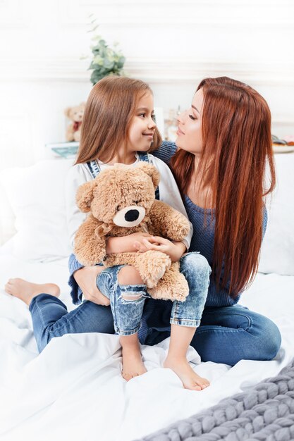 bambina carina godendo, giocando e creando con il giocattolo con la madre