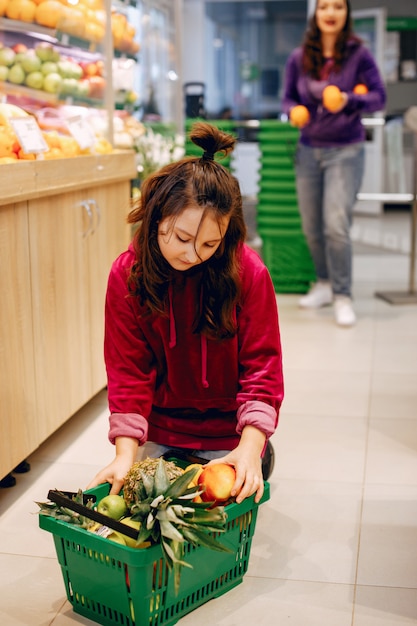 Bambina carina in un supermercato