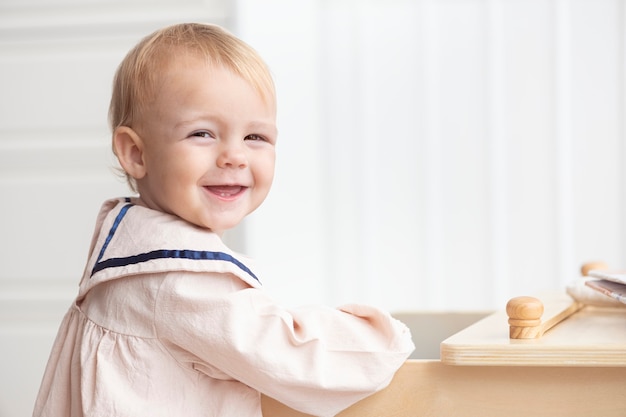 Bambina carina in un vestito da marinaio