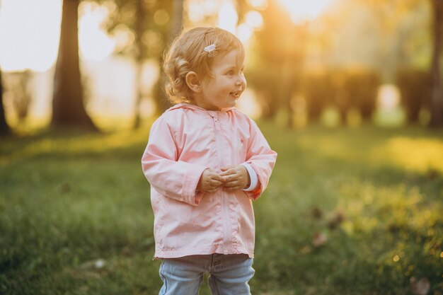 Bambina carina nel parco autunnale