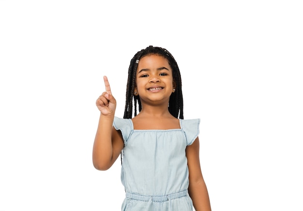 Bambina castana felice dai capelli lunghi isolata su fondo bianco con copyspace