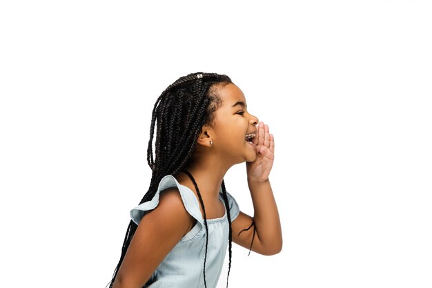 Bambina castana felice dai capelli lunghi isolata su fondo bianco con copyspace