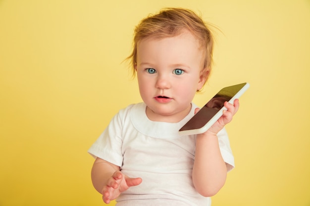 Bambina caucasica, bambini isolati su colore giallo