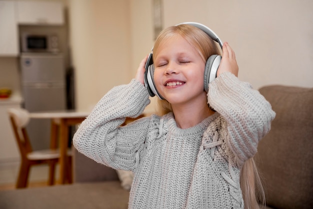 Bambina che ascolta il concetto di musica