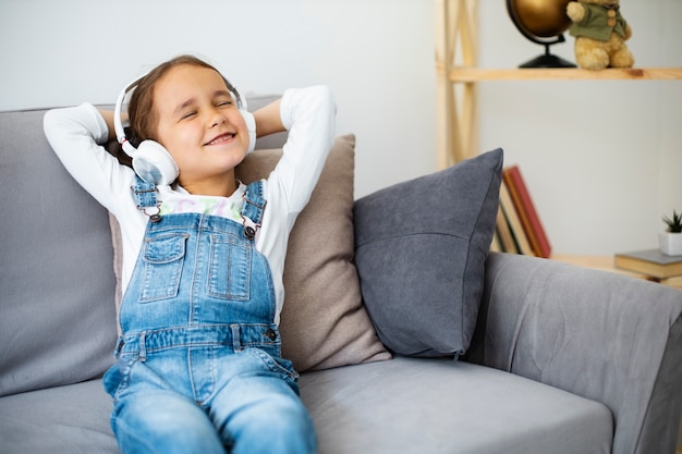 Bambina che ascolta la musica tramite le cuffie