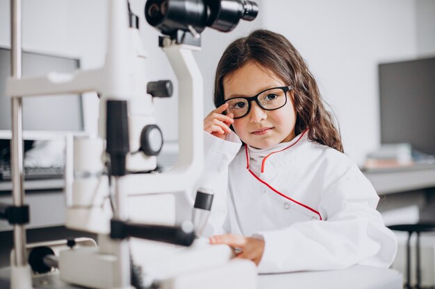 Bambina che controlla la sua vista al centro di oftalmologia