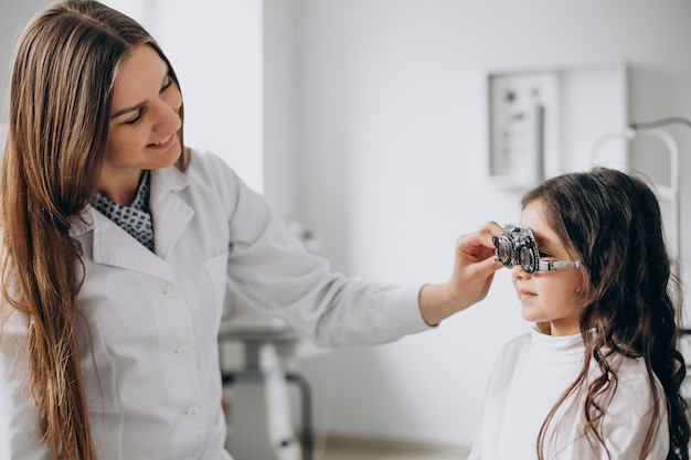 Bambina che controlla la sua vista al centro di oftalmologia