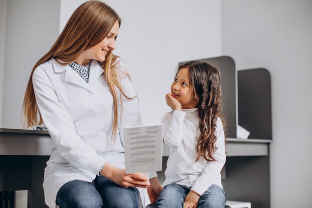 Bambina che controlla la sua vista al centro di oftalmologia