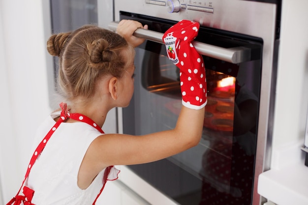 bambina che cucina a casa