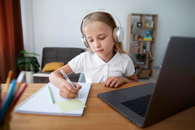 Bambina che fa lezioni online da casa