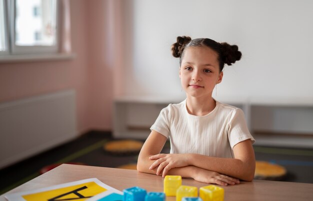 Bambina che fa logopedia in una clinica