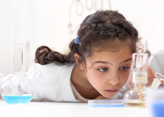 Bambina che fa un esperimento scientifico a scuola