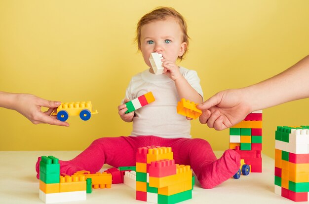 Bambina che gioca con i blocchetti del giocattolo