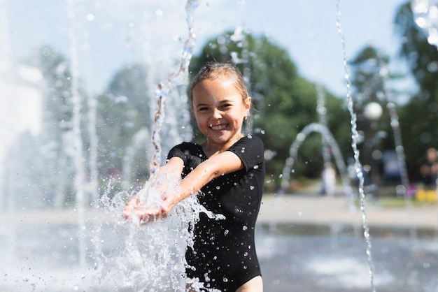 Bambina che gioca con l'acqua