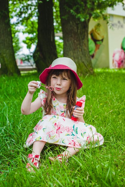 Bambina che gioca con le bolle di sapone