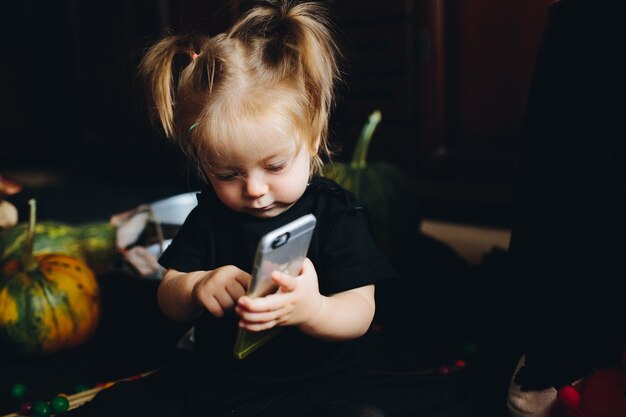 Bambina che gioca in una strega su Halloween