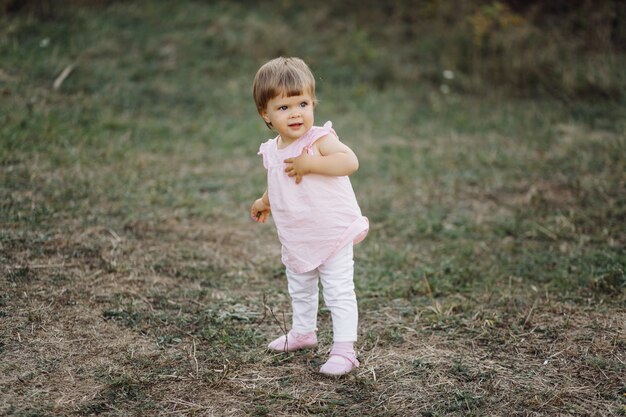 Bambina che gioca nel parco