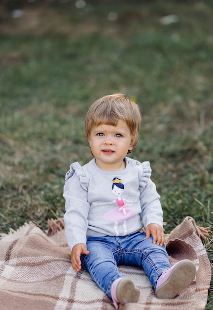 Bambina che gioca nel parco