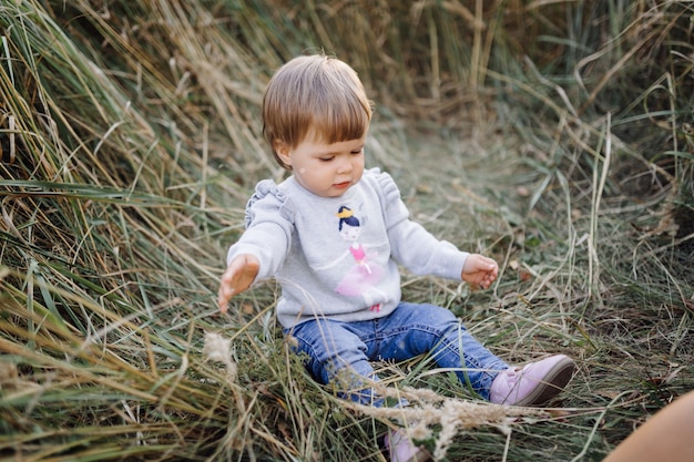 Bambina che gioca nel parco