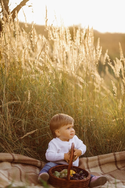 Bambina che gioca nel parco