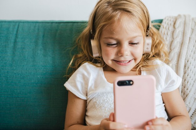 Bambina che guarda i cartoni animati sul suo telefono