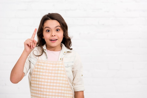 Bambina che ha un'idea con lo spazio della copia