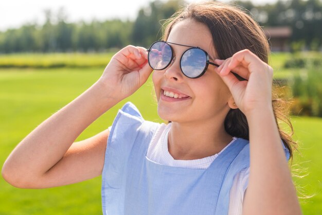 Bambina che indossa occhiali da sole freschi