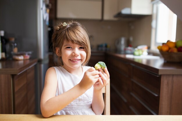 Bambina che mangia spuntino sano