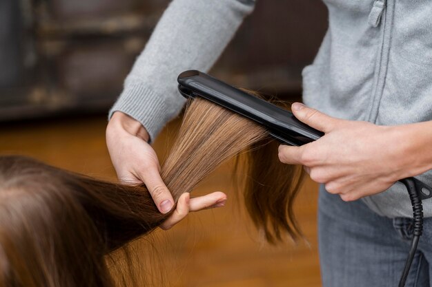 Bambina che ottiene i suoi capelli raddrizzati