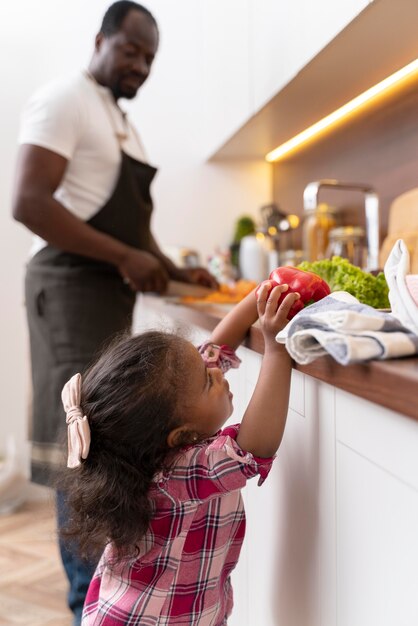 Bambina che passa del tempo con suo padre