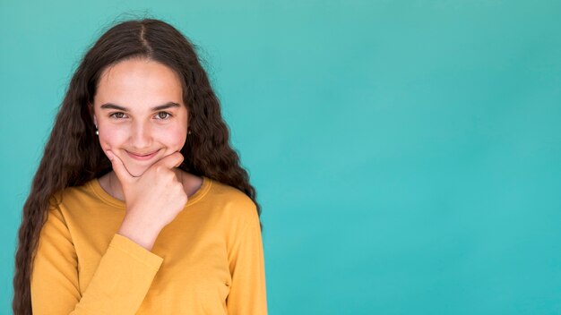 Bambina che pensa con lo spazio della copia