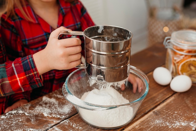 Bambina che produce i biscotti di Natale