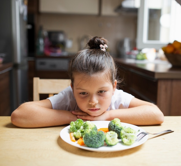 Bambina che rifiuta il cibo sano
