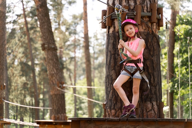 Bambina che si diverte in un parco avventura