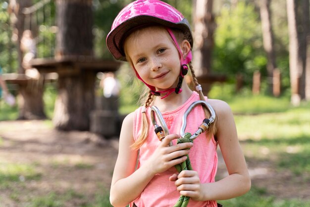 Bambina che si diverte in un parco avventura