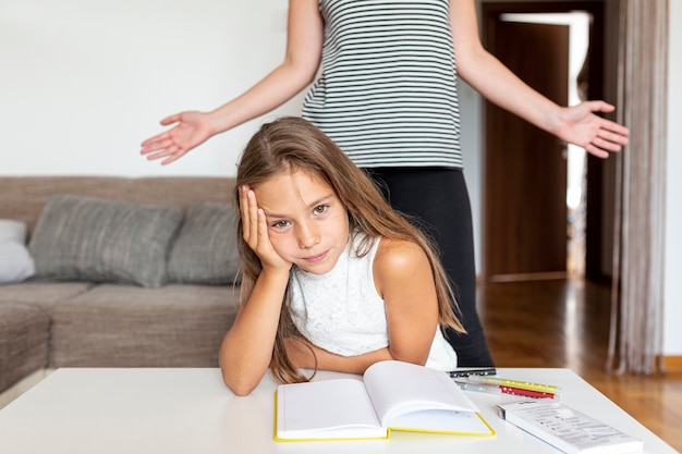 Bambina che si infastidisce per i compiti