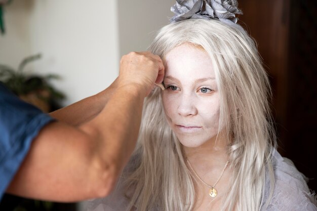 Bambina che si prepara per halloween con un costume da fantasma