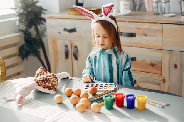 Bambina che si siede in una cucina